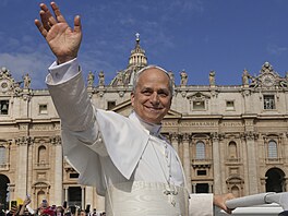 Pape� Lev XIV. p�ed inaugura�ní m�í poprvé pozdravil v��ící z papamobilu. (18....