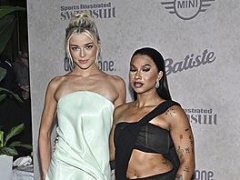 Livvy Dunne a Jordan Chilesová na veírku plavkového vydání magazínu Sports...