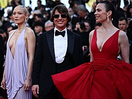 Pom Klementieffová, Tom Cruise a  Hayley Atwellová na premiée filmu Mission:...