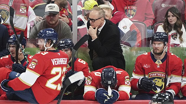 Kou Floridy Paul Maurice a jeho svenci na stdace pi estm utkn s Torontem.
