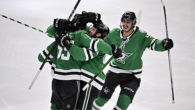 Thomas Harley (vlevo) dal rozhodujc gl. Spolu s nm se raduj Tyler Seguina a Mason Marchment (vpravo).