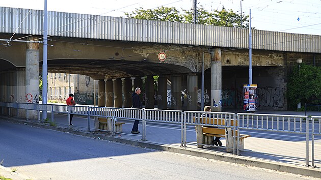 Pestavba elezninho mostu pes Bubenkovu ulici v brnnskch idenicch se kvli nejnovjmu kroku aktivist odkld. Sprva eleznic se chtla do prac pustit letos na jae.