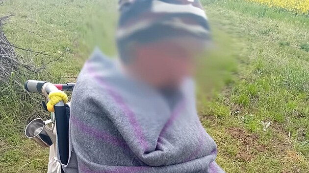 Policist po nkolika dlouhch destkch minut ztracenou enu vyptrali, uvzlou s vozkem v bahn, znan prochladlou, ale ivou a zdravou.