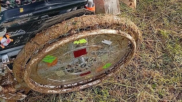 Na vlet na Hodonnsku se ena na vozku zpozdila za ostatnmi turisty, kte na ni nepokali. Nsledn pila bouka, pi n zstala uvznn v bahn.