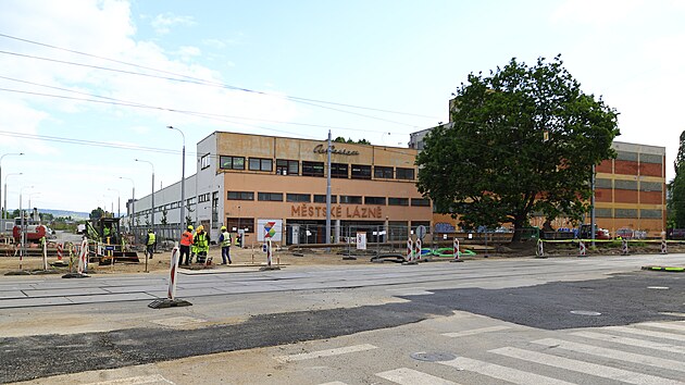 Stavebn prce v Zbrdovick ulici probhaj u del dobu. Od nedle se k nim pid pln tramvajov vluka, kter potrv do konce srpna.