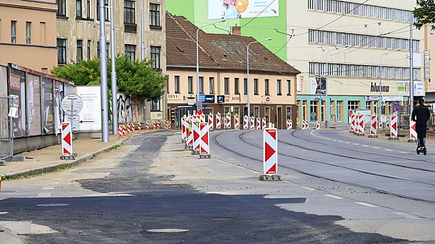 Omezen v Zbrdovick ulici jsou u dnes, od nedle k nim pid pln tramvajov vluka trvajc do konce srpna.