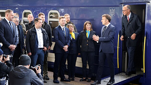 Francouzsk� prezident Emmanuel Macron, britsk� premi�r Keir Starmer a n�meck� kancl�� Friedrich Merz p�iv�t�ni ukrajinsk�m p�edstavitelem po p��jezdu na kyjevsk� n�dra��, kde v�ichni t�i absolvuj� jedn�n� s ukrajinsk�m prezidentem Volodymyrem Zelensk�m. (10. kv�tna 2025)