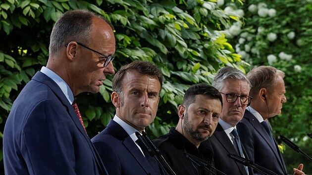 Francouzsk� prezident Emmanuel Macron, britsk� premi�r Keir Starmer, n�meck� kancl�� Friedrich Merz a polsk� premi�r Donald Tusk na spole�n� tiskov� konferenci s ukrajinsk�m prezidentem Volodymyrem Zelensk�m (10. kv�tna 2025)
