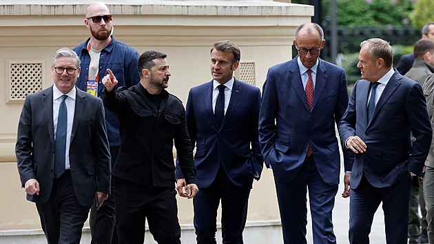 Francouzsk prezident Emmanuel Macron, britsk premir Keir Starmer, nmeck kancl Friedrich Merz a polsk premir Donald Tusk pivtni ukrajinskm pedstavitelem po pjezdu do Kyjeva, kde vichni tyi absolvuj jednn s ukrajinskm prezidentem Volodymyrem Zelenskm. (10. kvtna 2025)