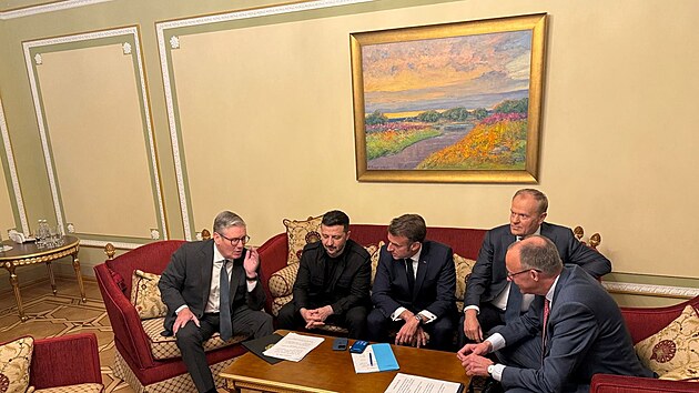 Ukrajinsk prezident Volodymyr Zelenskyj, britsk premir Keir Starmer, francouzsk prezident Emmanuel Macron, nmeck kancl Friedrich Merz a polsk premir Donald Tusk hovo telefonicky s americkm prezidentem Donaldem Trumpem bhem jednn tzv. Koalice ochotnch uprosted ruskho toku na Ukrajinu v Kyjev. (10. kvtna 2025)
