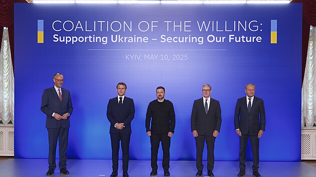 Zleva nmeck kancl Friedrich Merz, francouzsk prezident Emmanuel Macron, ukrajinsk prezident Volodymyr Zelenskyj, britsk premir Keir Starmer a polsk premir Donald Tusk ped jednnm v Mariinskm palci v Kyjev. (10. kvtna 2025)
