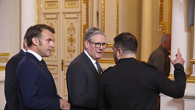 Ukrajinsk prezident Volodymyr Zelenskyj vt zpadn ldry na jednn v Kyjev o pokraujc podpoe Ukrajiny. (10. kvtna 2025)