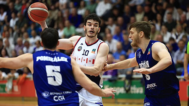 Jon Musil z Basketu Brno (v blm) bhem ligovho semifinle proti Dnu. (15. kvtna 2025)