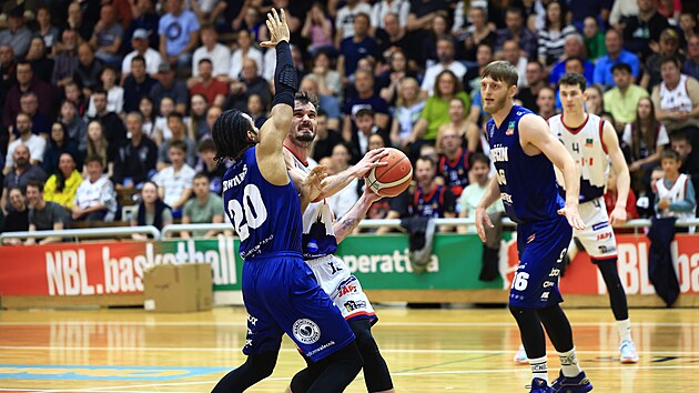 Viktor Plpn z Basketu Brno (v blm) bhem ligovho semifinle proti Dnu. (15. kvtna 2025)