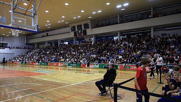 Atmosfra v nhradn hale pro rozhodujc semifinle mezi Basketem Brno a Dnem. (15. kvtna 2025)