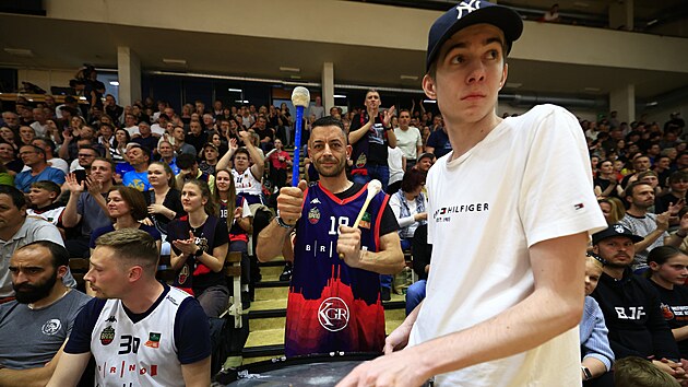 Atmosfru rozhodujcho semifinle basketbalov ligy mezi Brnem a Dnem...