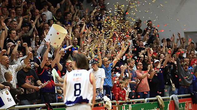 Atmosfra na rozhodujcm semifinle basketbalov ligy mezi Brnem a Dnem,...
