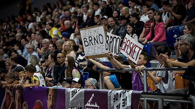 Fanou�ci Basketu Brno na zápase ligového semifinále proti D��ínu. (kv�ten 2025)