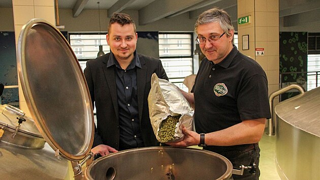 Takhle se v pivovaru Starobrno sype chmel do extraktoru, vpravo vrchn sldek Ji Brovjk. (2025)