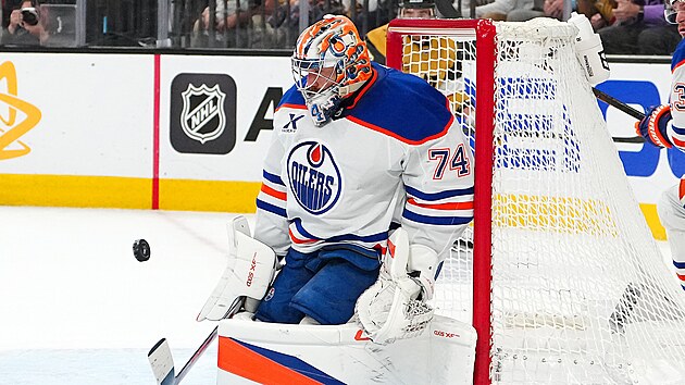 Stuart Skinner z Edmonton Oilers zasahuje v zpase s Vegas Golden Knights.