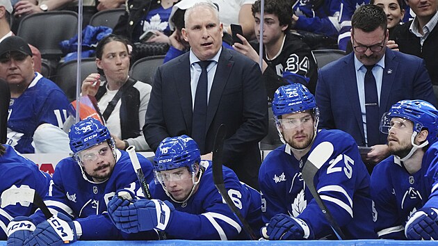 Craig Berube, trenr Toronto Maple Leafs, stoj nad zkrouenmi hri bhem utkn s Florida Panthers v play off NHL.