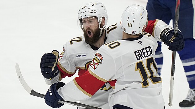 A.J. Greer a Jonah Gadjovich z Florida Panthers slav branku proti Toronto Maple Leafs.
