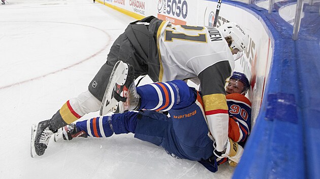 Brett Howden z Vegas Golden Knights a Corey Perry z Edmonton Oilers v souboji.