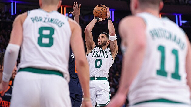 Jayson Tatum z Boston Celtics st�ílí v duelu play off s New York Knicks.