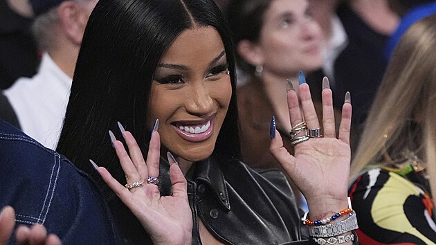 Rapperka Cardi B sleduje z�pas New York Knicks.