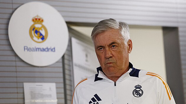 Trenér Realu Madrid Carlo Ancelotti p�ichází na tiskovou konferenci.