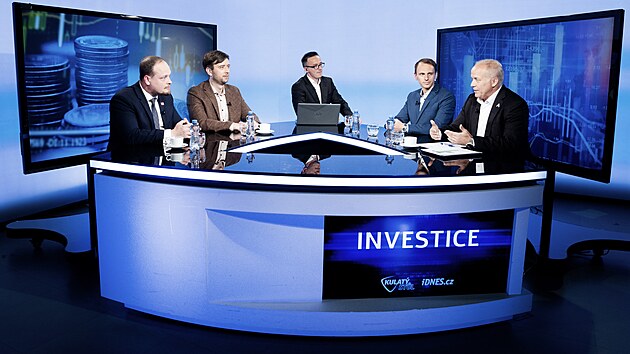 Kulatý stůl na téma investice. Zleva Pavel Peterka, hlavní ekonom XTB, Matyáš... Kulatý stůl na téma investice. Zleva Pavel Peterka, hlavní ekonom XTB, Matyáš...