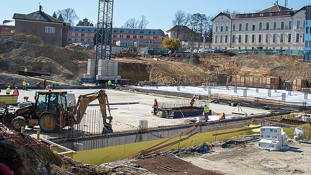 Stavba novho pavilonu B za 3,5 miliardy s urgentnm pjmem ve Fakultn nemocnici Olomouc zaala vloni. Hotovo m bt v roce 2028.