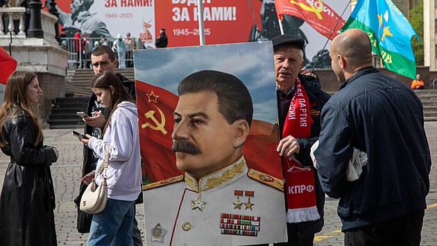 Mu dr portrt sovtskho vdce Josifa Stalina pobl Rudho nmst v centru Moskvy. (8. kvtna 2025)