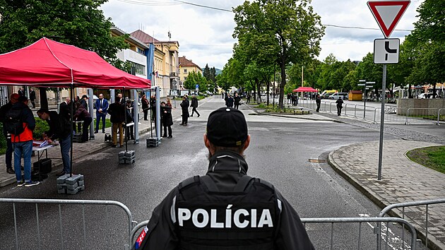 Slovensk premir Robert Fico zamil do Handlov, kde se ped rokem stal terem atenttu. (15. kvtna 2025)