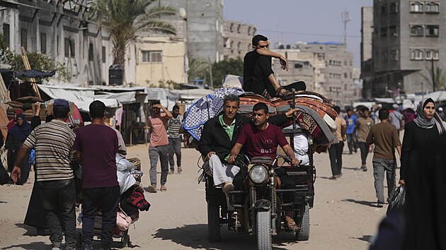 Vysdlen Palestinci prchaj z Chn Jnisu v Gaze uprosted pokraujc izraelsk vojensk ofenzivy v oblasti. (19. kvtna 2025)