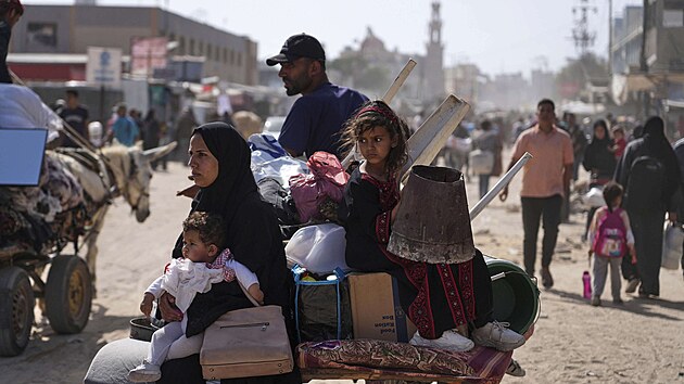 Vysdlen Palestinci prchaj z Chn Jnisu v Gaze uprosted pokraujc izraelsk vojensk ofenzivy v oblasti. (19. kvtna 2025)