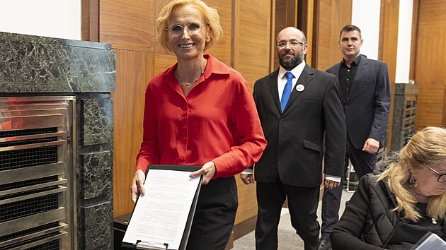 Pedsedkyn KSM Kateina Konen na tiskov konferenci hnut Stailo!. Za n jde pedseda hnut Daniel Sterzik. (16. kvtna 2025)