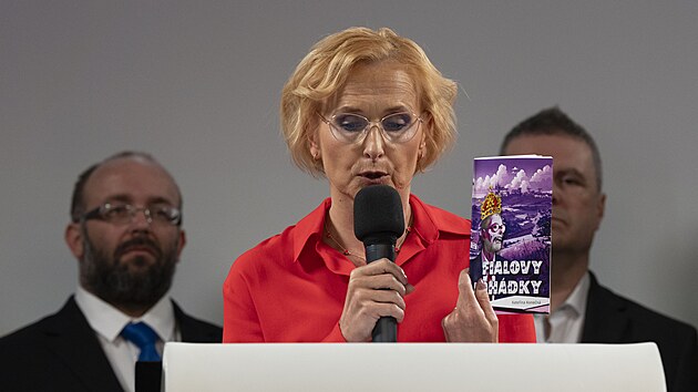 Pedsedkyn KSM Kateina Konen na tiskov konferenci hnut Stailo!. (16. kvtna 2025)