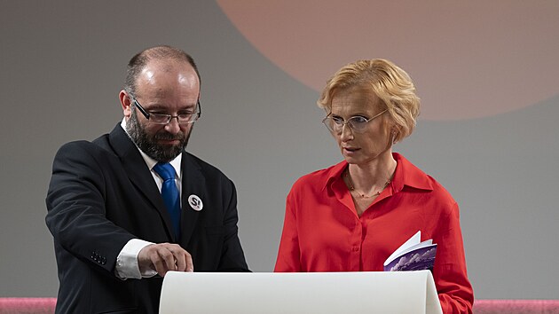 Ldr hnut Stailo! Daniel Sterzik alias Vidlk na tiskov konferenci spolen s ldryn KSM Kateinou Konenou. (16. kvtna 2025)