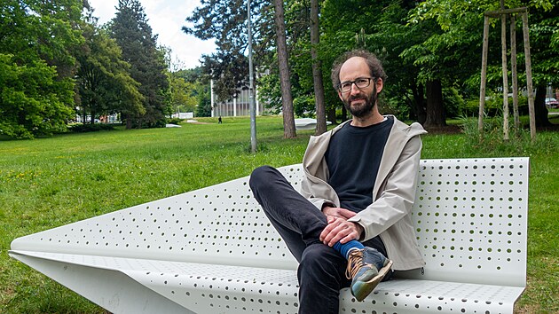 Zlnsk architekt Jan Pavzka u laviky na Gahurov prospektu, kterou navrhl. (kvten 2025)