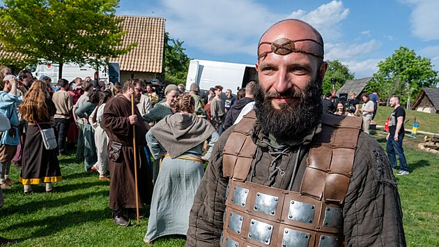 V archeoskanzenu Modr vznik nov film Mma a tta jsou bo. Hraj v nm tak Vica Kerekes a Petr Lnnika. (kvten 2025)