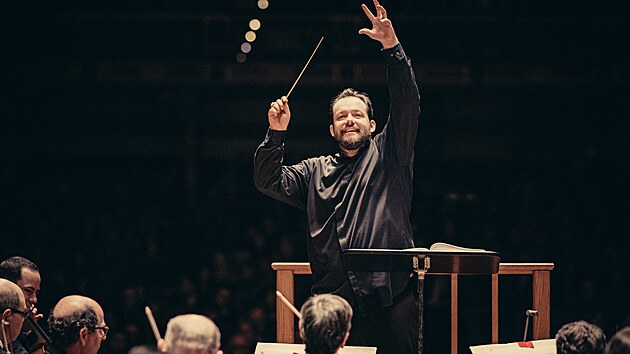 Dirigent Andris Nelsons stoj v ele Bostonskho symfonickho orchestru