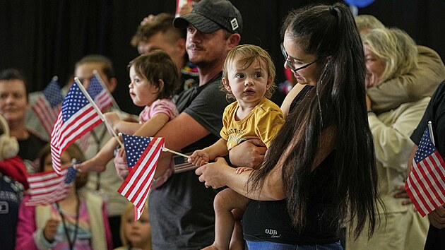Do USA picestovalo 59 uprchlk z Jihoafrick republiky. (12. kvtna 2025)