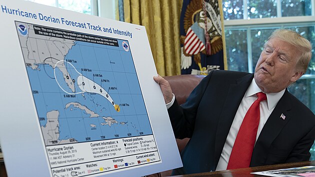 Donald Trump ukazuje na map postup huriknu Dorian, vlevo lze vidt vlastnorun ernou fixou vyvedenou pravu z dlny prezidenta. (4. z 2019)