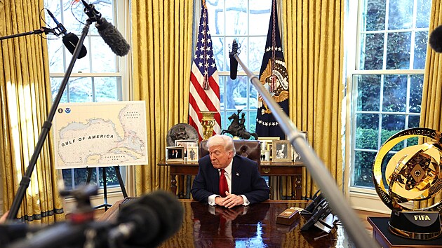 Donald Trump prezentuje pejmenovn Mexickho zlivu. (26. bezna 2025)