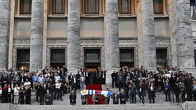 Na sto tisc lid se ve tvrtek v Montevideu naposledy rozlouilo s uruguayskm exprezidentem Jos Mujikou. (15. kvtna 2025)