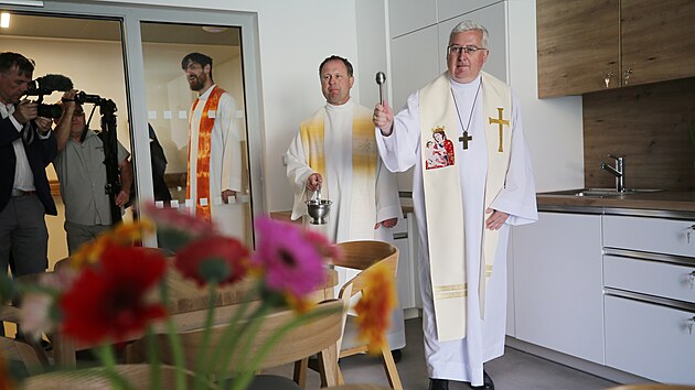 Biskup Pavel Konzbul ehn prostorm nov pstavby moravskobudjovickho Domu svatho Antonna, kter slou jako domov dchodc ve sprv sester boromejek.