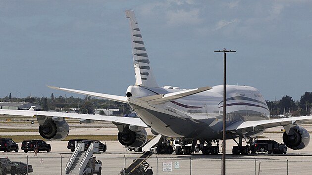 Administrativa americkho prezidenta Donalda Trumpa se chyst pijmout od katarsk krlovsk rodiny jako dar luxusn letoun Boeing 747-8. (16. nora 2025)
