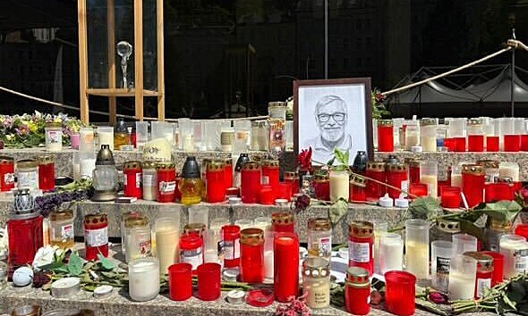 Ped hotelem Thermal, kter je tradin symbolickm centrem filmovho festivalu v Karlovch Varech, vyrostlo pietn msto na poest Jiho Bartoky. (10. kvtna 2025)
