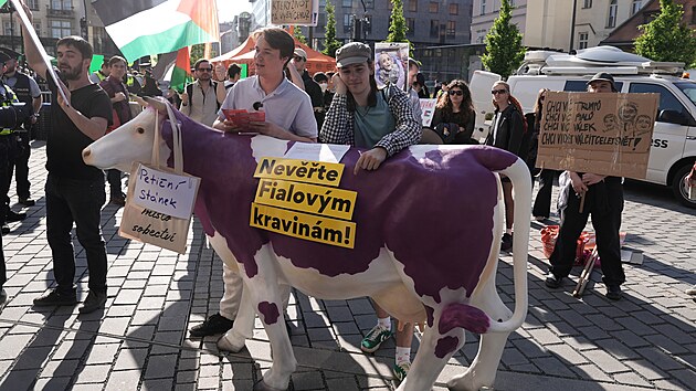 Zahjen pedvolebn kampan koalice SPOLU v Praze naruili i mlad sociln demokrat. (13. kvtna 2025)